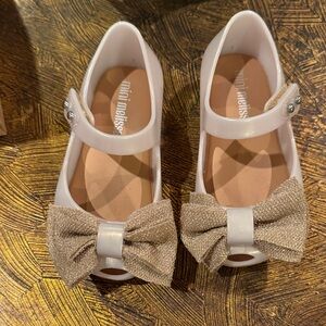 Mini Melissa Girls' Light Pink Mary Jane with Sparkle Gold Bow - toddle size 7